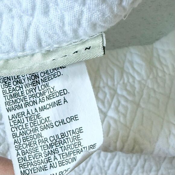 Pottery Barn Matelasse White Embossed Print 24 x 24 Pillow Shams - Set of 2 - Picture 9 of 13